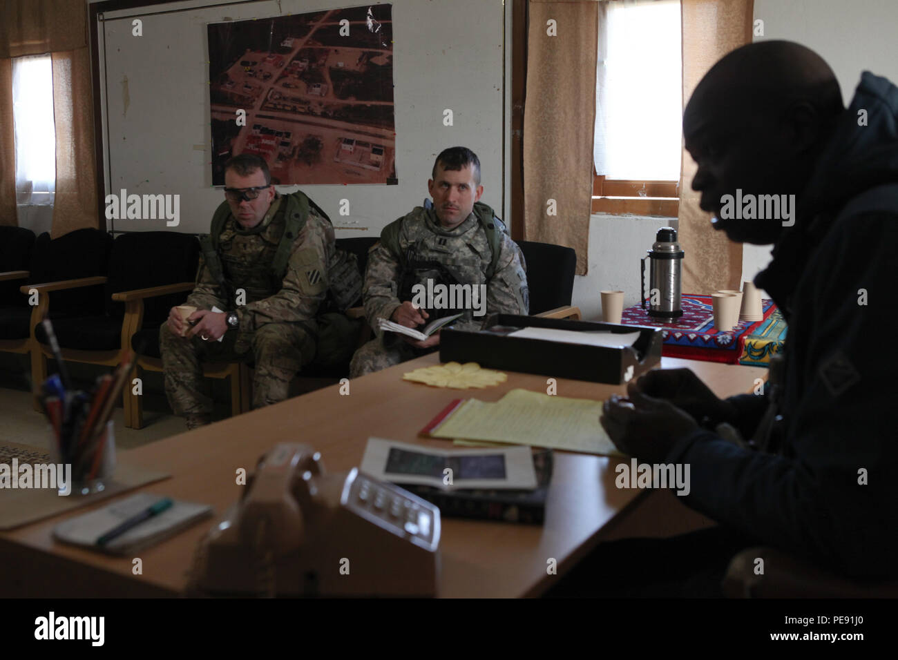 Les soldats américains du 10e bataillon du génie de la Brigade, 1e Brigade blindée, la 3e Division d'infanterie et 407e Bataillon des affaires civiles, 308e Brigade des affaires civiles, affaires civiles 353discuter commande les opérations futures avec le maire de la ville, un civil, alors qu'il effectuait une rôliste leader clé engagement au cours de l'exercice Combined Résoudre V à l'armée américaine dans le centre de préparation interarmées multinationale Hohenfels, Allemagne, le 3 novembre 2015. De l'exercice Combined Résoudre V est conçu pour exercer l'Armée américaine à l'échelle régionale attribuée à la force pour les États-Unis de la zone de responsabilité de commandement européen avec une formation multinationale Banque D'Images