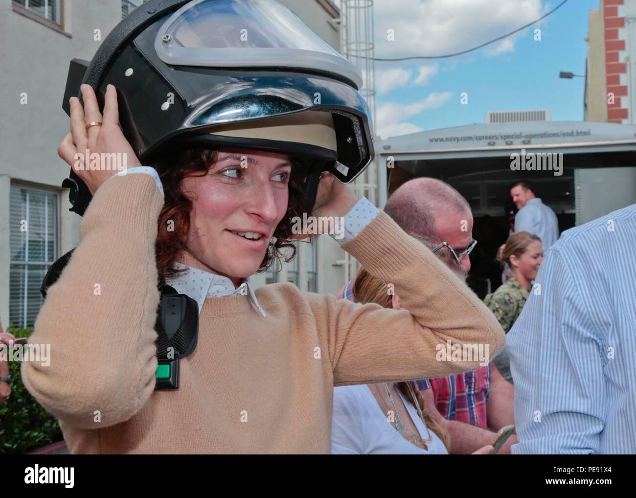 151104-N-HP195-043 LOS ANGELES -- Jordana Lewis Jaffe, membre de l'équipe de rédaction de "NCIS : Los Angeles,' tente sur un casque de souffle après une rencontre avec les techniciens de la marine de l'unité mobile de destruction des engins explosifs pour une démonstration de la technologie onze sur le lot arrière à Paramount Pictures à Hollywood, le mercredi, Novembre 4. La réunion a été coordonnée par le Bureau de l'information marine ouest (NAVINFOWEST), qui fournit une assistance à la production de professionnels de l'industrie du divertissement et les aide à se familiariser davantage avec la Marine de vaste éventail de technologies et les milieux professionnels. (U.S. Na Banque D'Images