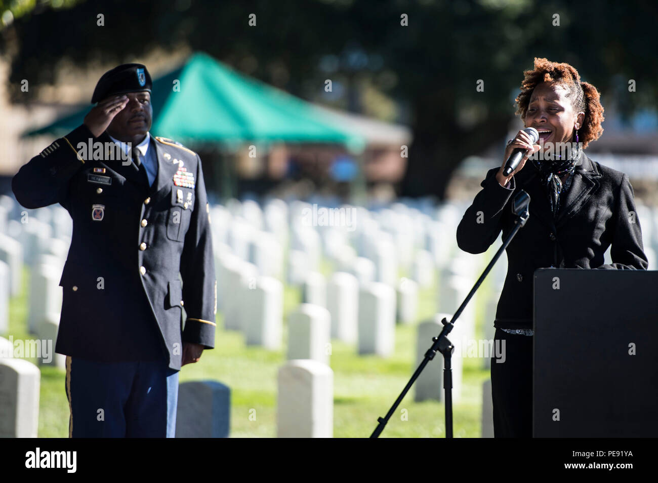 Sloane Maurice, singer, effectue l'hymne national lors d'une journée des anciens combattants de gerbe à Hampton, en Virginie, le 11 novembre, 2015. La cérémonie a eu lieu en l'honneur du récipiendaire de la médaille d'honneur et ancien combattant de la guerre civile, de l'armée américaine Pvt. Charles Veale. (U.S. Photo de l'Armée de l'air par la Haute Airman Kayla Newman/libérés) Banque D'Images
