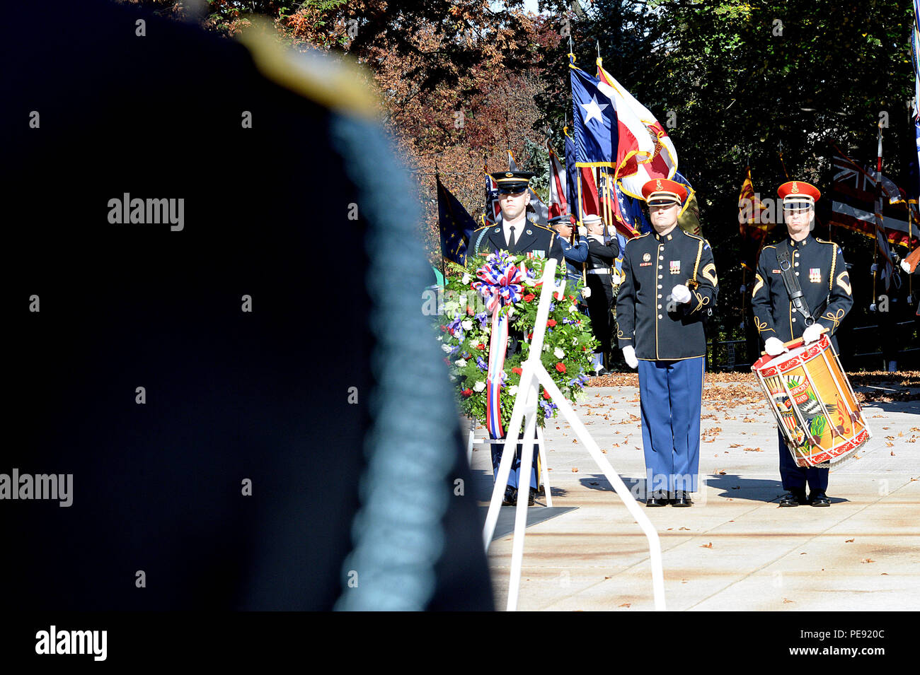 Le secrétaire à la Défense a assisté à la 62e célébration annuelle de la Journée nationale des anciens combattants au cimetière national d'Arlington en Virginie, le 11 novembre 2015, honorant les anciens combattants militaires américains. La cérémonie comprenait le dépôt de couronnes, des hommages et des remarques officielles pour reconnaître le service, le dévouement et le sacrifice des anciens combattants et des membres du service actif en soutien à la défense nationale. Banque D'Images