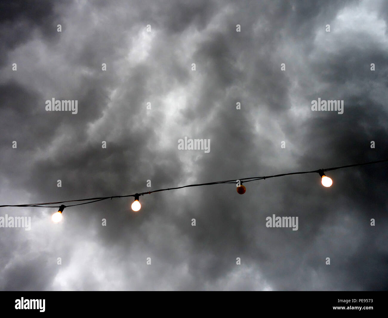 Le ciel orageux au-dessus de la terrasse du toit français marque la fin de la vague de chaleur de juillet 2018, une série de lumières isolées Banque D'Images