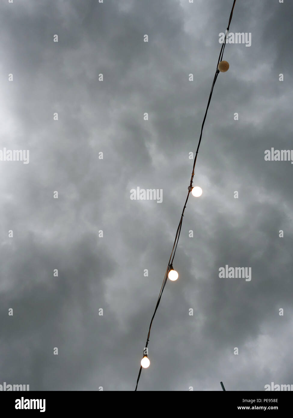 Le ciel orageux au-dessus de la terrasse du toit français marque la fin de la vague de chaleur de juillet 2018, une série de lumières isolées Banque D'Images