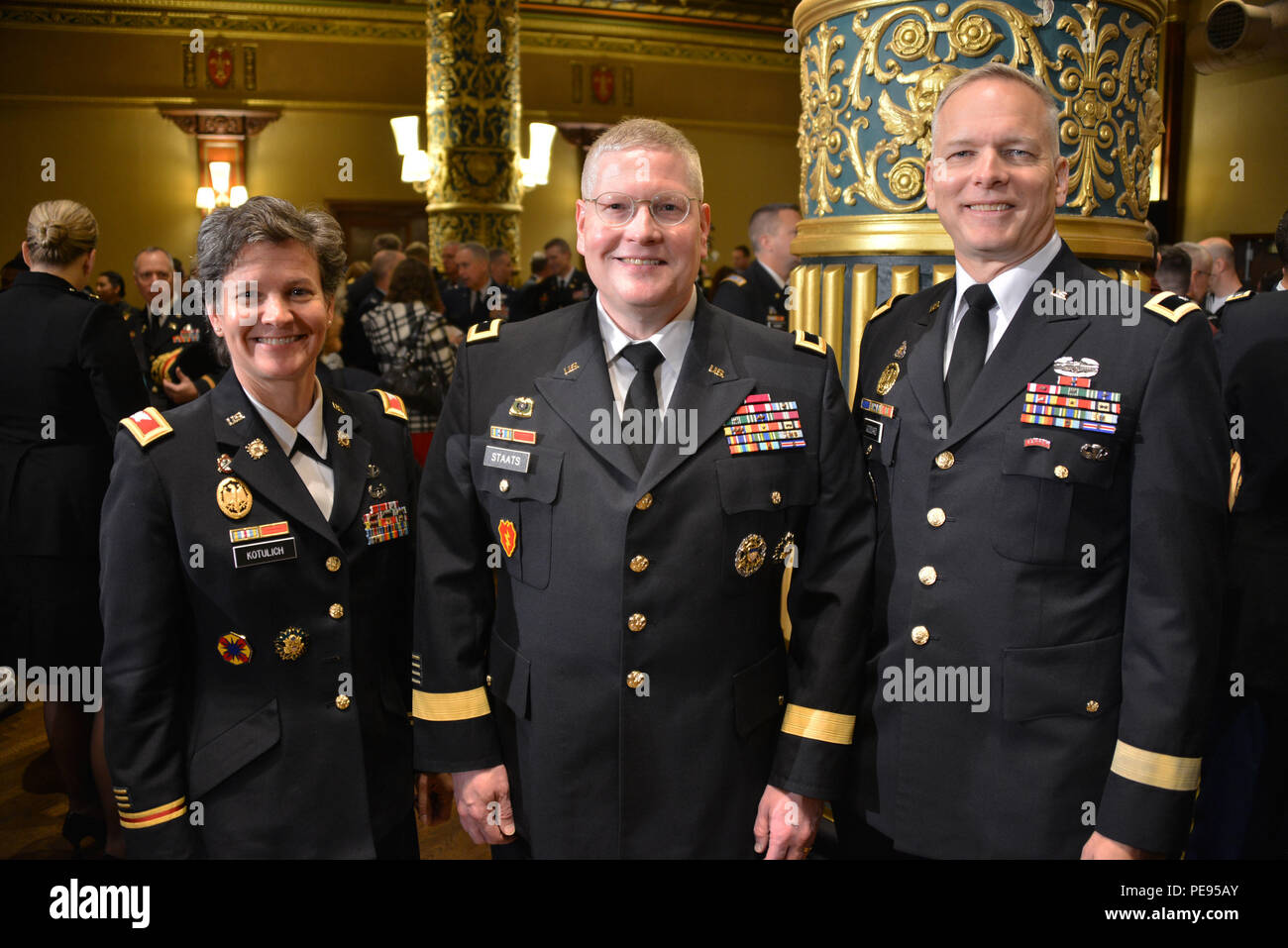 Le colonel Deborah L. Kotulich, commandant de la 77e Brigade de maintien en puissance, Brig. Le général Richard C. Staats, général commandant de la 316e Commandement de soutien expéditionnaire et Brigue. Le général Glenn A. Goddard, général commandant de la 353e Commande des affaires civiles, a assisté à la Journée des anciens combattants de la ville de New York Petit-déjeuner maires ici le 11 novembre, 2015. Plus de 20 commandants locaux représentant toutes les branches de l'armée servant dans la région de New York city et en réseau avec des organismes du gouvernement au cours de l'événement. (U.S. Le sergent-major de l'armée. Gregory Williams, 353e Commande des affaires civiles/Photo libérée) Banque D'Images