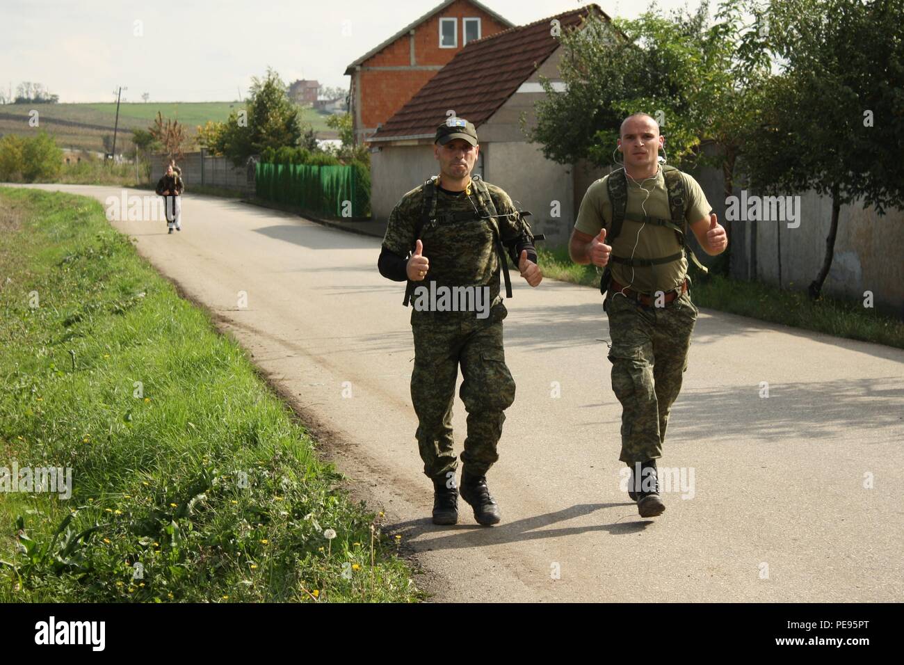 La Force de sécurité du Kosovo, le Sgt. Maj Fetah Zejnullahu (à gauche), la KSF le commandement de la Force terrestre est sous-officier, participe au contingent danois-kilomètre 25 mars, 17 octobre 2015, au Camp du Maréchal de Lattre de Tassigny, au Kosovo. Près de 1 000 participants de 13 nations unies affecté à force de paix au Kosovo, l'État de droit au Kosovo, et la Force de sécurité du Kosovo ont participé à la marche, qui est un 43-year-old Tradition qui appuie les soldats blessés au combat. (U.S. Photo de l'armée par Ardian Nrecaj, Bataille multinationales Group-East) Banque D'Images