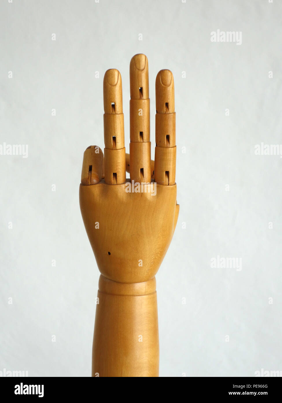 Main en bois mannequin faisant des gestes avec 3 doigts Banque D'Images