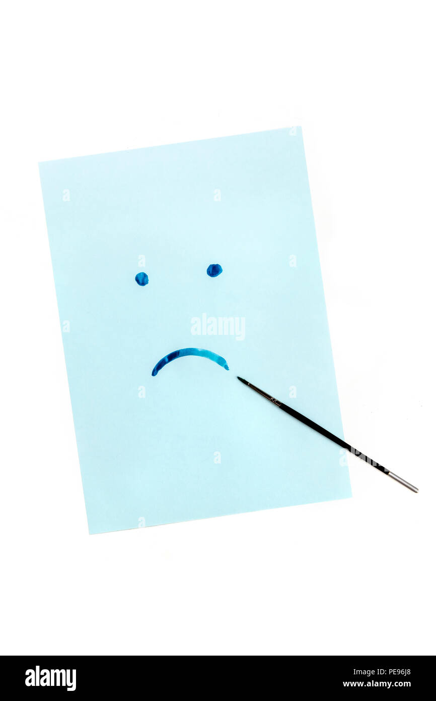 Bleu, une photo prise à la verticale d'un triste visage peint à la main sur du papier bleu à l'aquarelle, la dépression, concept with copy space Banque D'Images