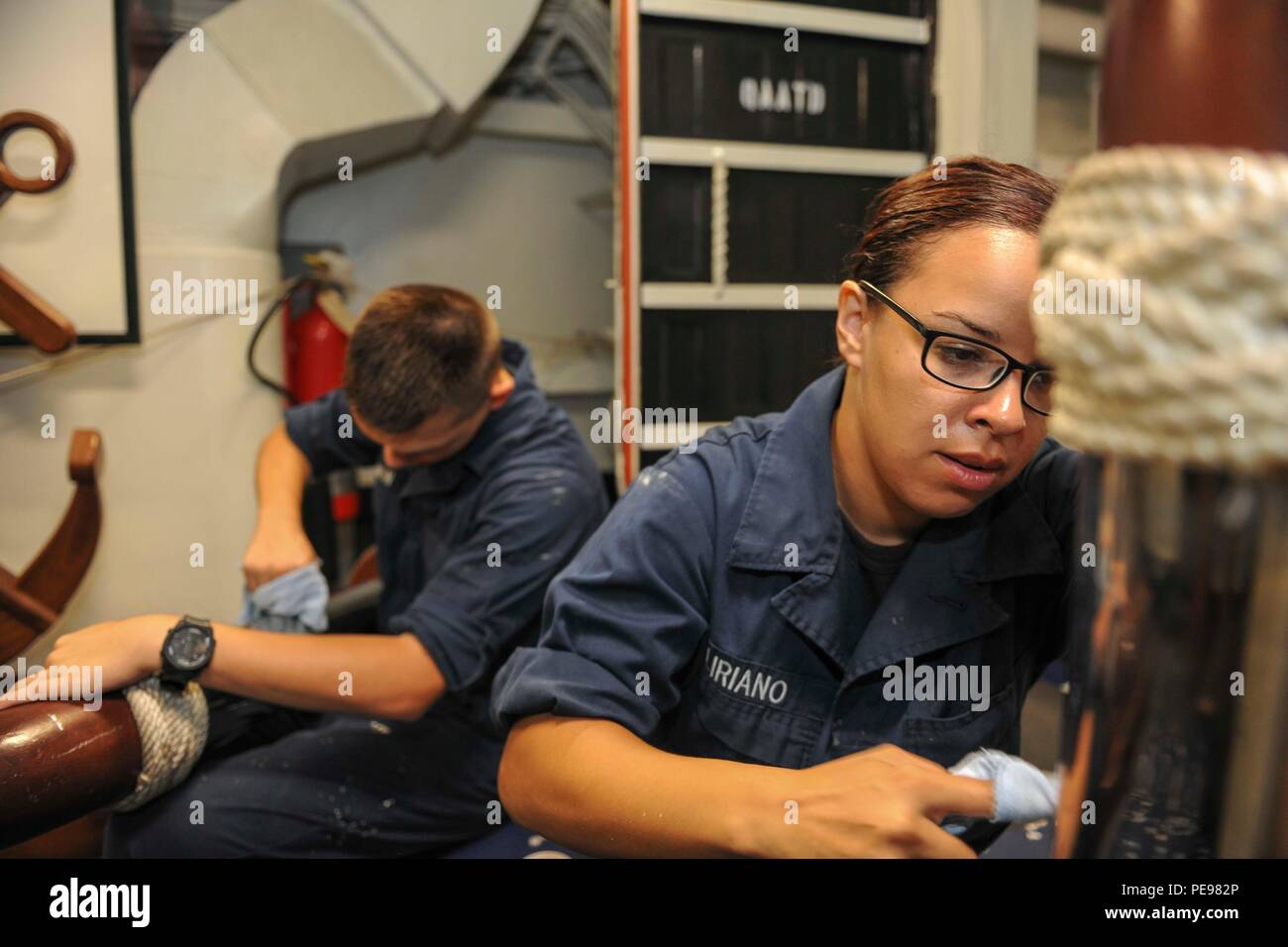 151113-N-NV908-057 OCÉAN PACIFIQUE (nov. 13, 2015) - Seaman Apprentice Cassandra Liriano (à droite), de Frederick, Maryland, et Seaman Recruter Peyton Cannon (à gauche), de Beaufort, N.C., l'équipement du navire polonais à bord du porte-avions USS Theodore Roosevelt (CVN 71). Theodore Roosevelt est opérant dans le domaine de la flotte des États-Unis 3e d'opérations dans le cadre d'un déploiement dans le monde entier, en route vers son nouveau port d'attache à San Diego pour terminer un trois-quart d'attache de l'opérateur. (U.S. Photo par marine Spécialiste de la communication de masse Seaman TCHAD M. Trudeau/libérés) Banque D'Images