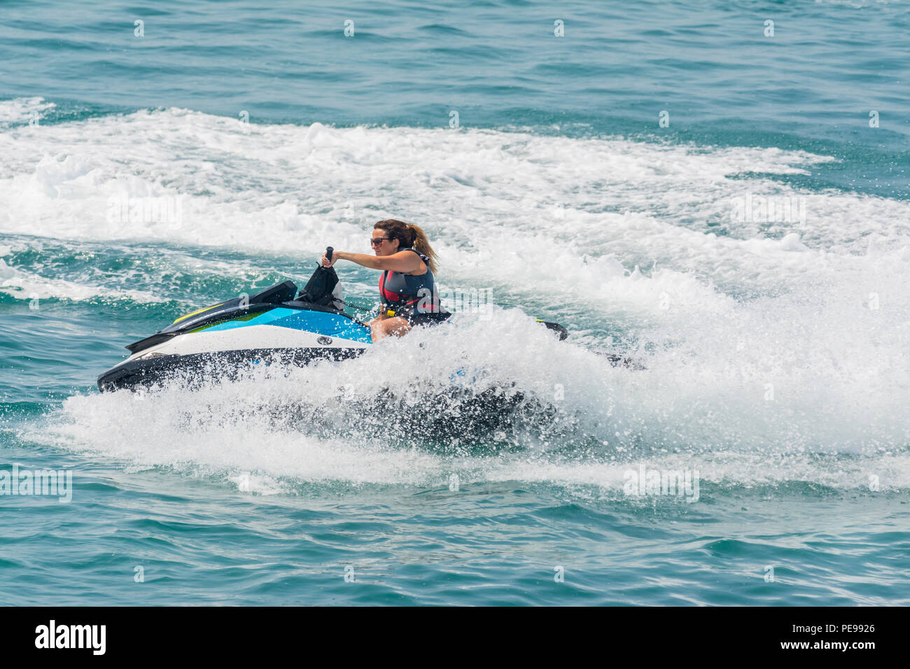 Woman riding un jet ski sur la mer en été au Royaume-Uni. Le jet-ski. Jet ski. Banque D'Images