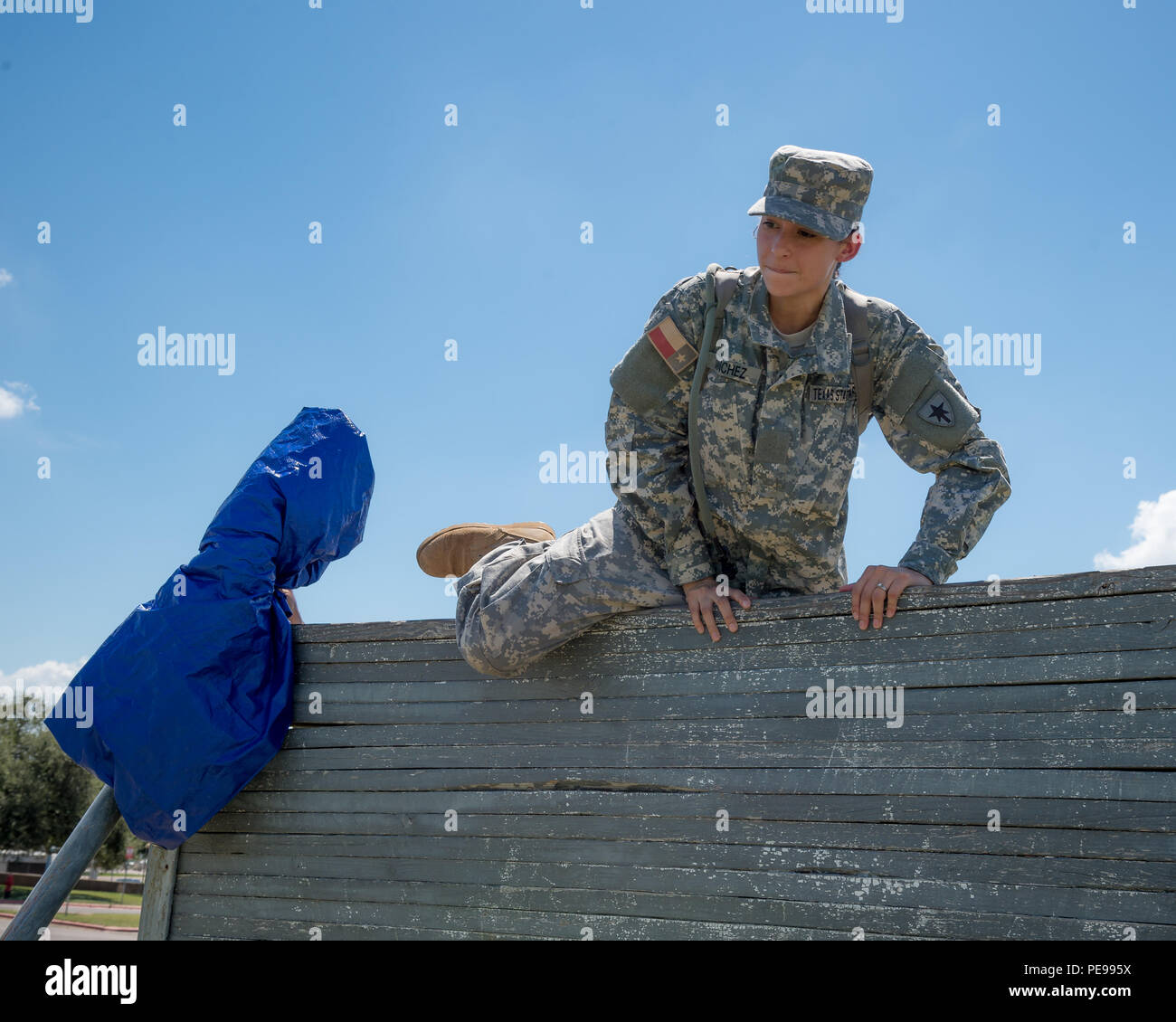 Texas State Guardsman Pvt. Angeline Sanchez navigue sur le Leadership Reaction Course à la 2e Régiment Régional de Formation d'orientation de base - Phase II a tenu à Austin, Texas, le 19 septembre 2015. Agobot se tient deux fois par année dans différents domaines à travers l'état d'enseigner de nouvelles coutumes militaires, gardes les premiers soins et de RCR, percer et cérémonie, la navigation terrestre et de radio communication. La formation est divisée en deux phases au cours des exercices mensuels. (U.S. La Garde nationale de l'armée photo par le Sgt. 1re classe Malcolm McClendon) Banque D'Images