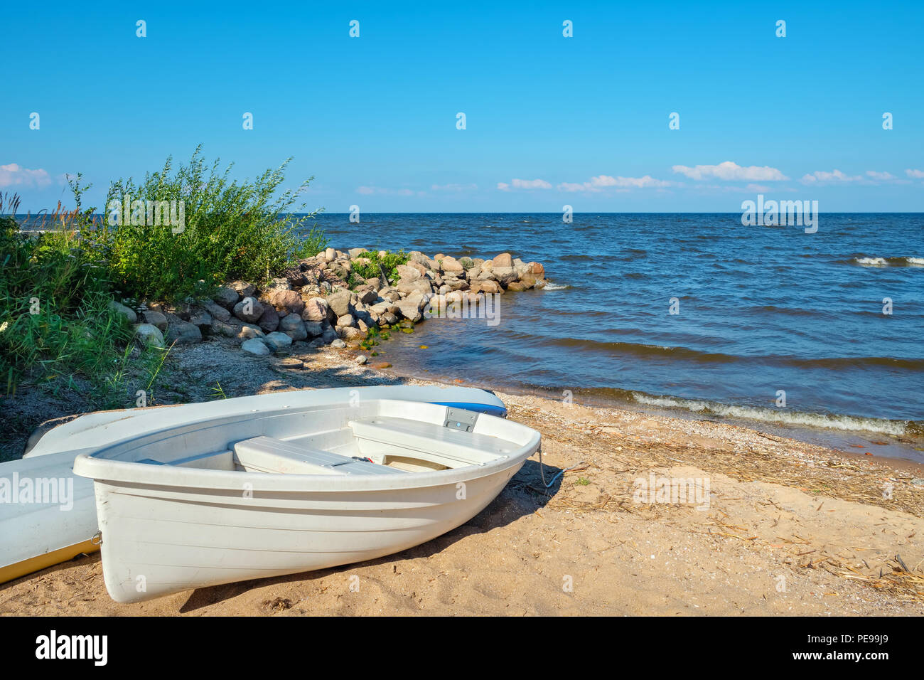 Voile sur la côte du lac Peipus. L'Estonie, Europe Banque D'Images