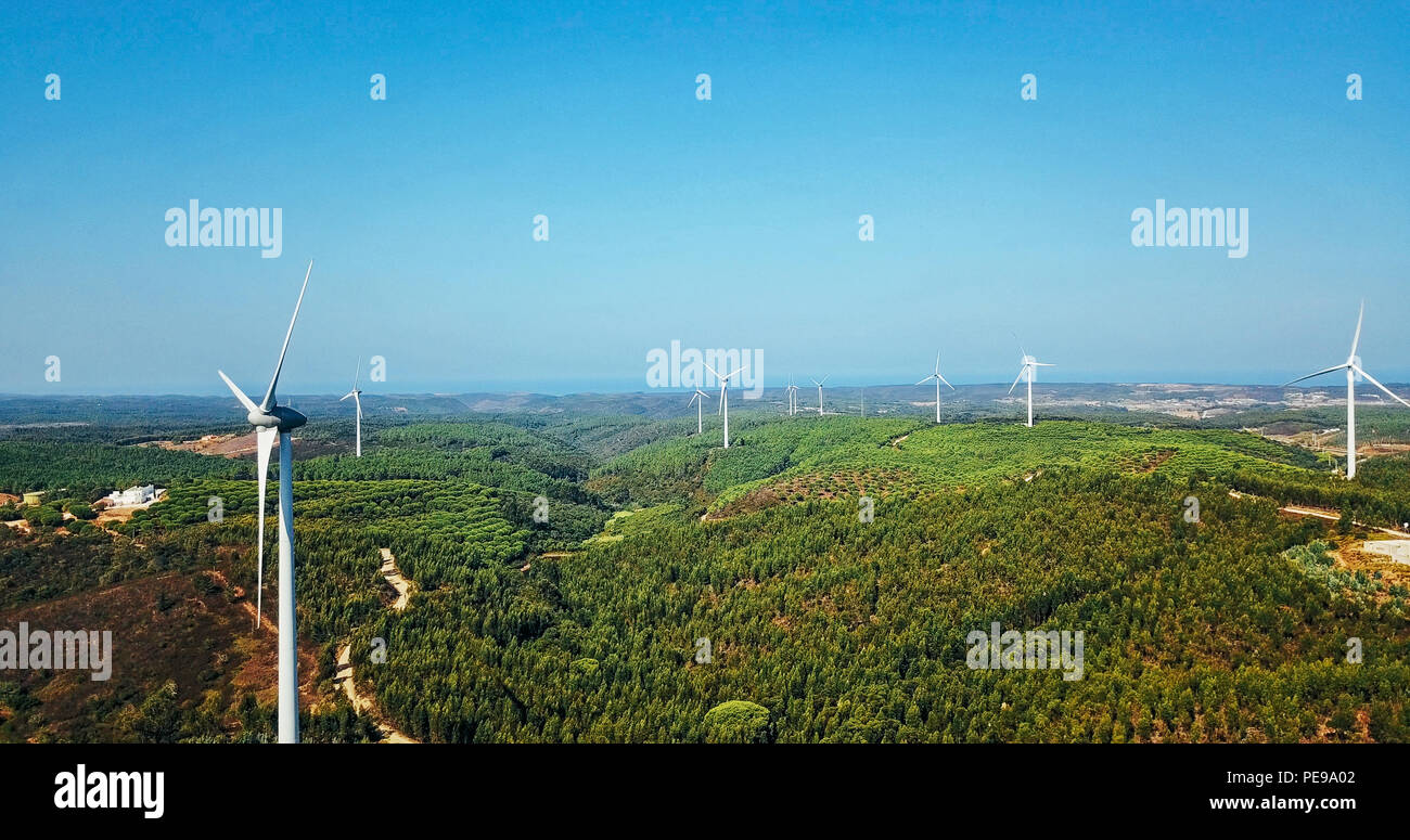 Vue aérienne du parc d'éoliennes produisant de l'électricité propre au Portugal Banque D'Images