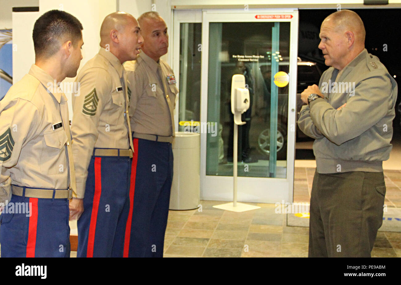 Commandant de la Marine Corps, le général Robert B. Neller, parle avec des Marines de recrutement à Los Angeles, le 6 novembre 2015, et les reconnaît pour avoir gagné le prix annuel de la région de l'Ouest. Le s.. Francisco Soto, gauche, allant du recrutement sous Gare Granada Hills, a gagné de l'année du recruteur pour la région de l'Ouest, et le sergent d'artillerie. Andrew Francisco, centre, le personnel sous-officier responsable du RSS Granada Hills, gagné, SNCOIC de l'année pour la région de l'Ouest. Le commandant a présenté les Marines avec son défi coin pour un travail bien fait. (U.S. Marine Corps photo par le Sgt. Alicia R. Chef Banque D'Images