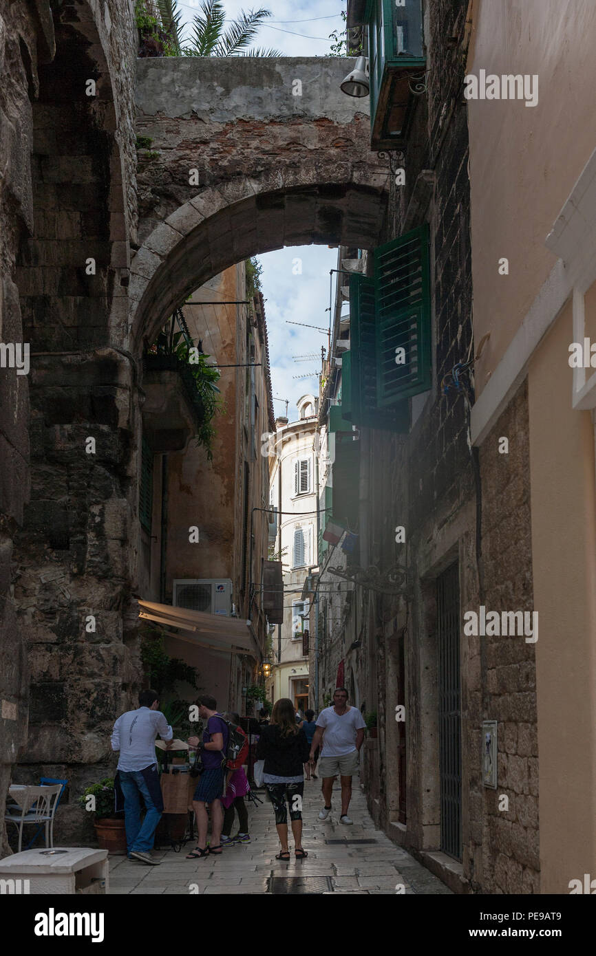 Bajamontijeva Ulica Une Voie Qui Longe Les Murs Exterieurs Du Palais De Diocletien Split Croatie Photo Stock Alamy