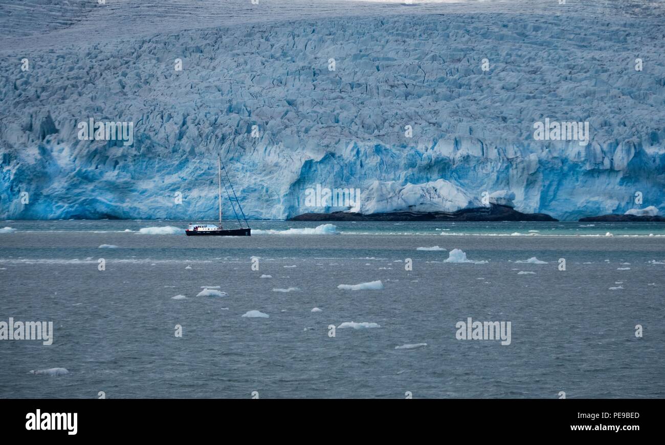 Vue fantastique sur le glacier d'Faksevågen tandis qu'un autre bateau a navigué dans la vue Banque D'Images