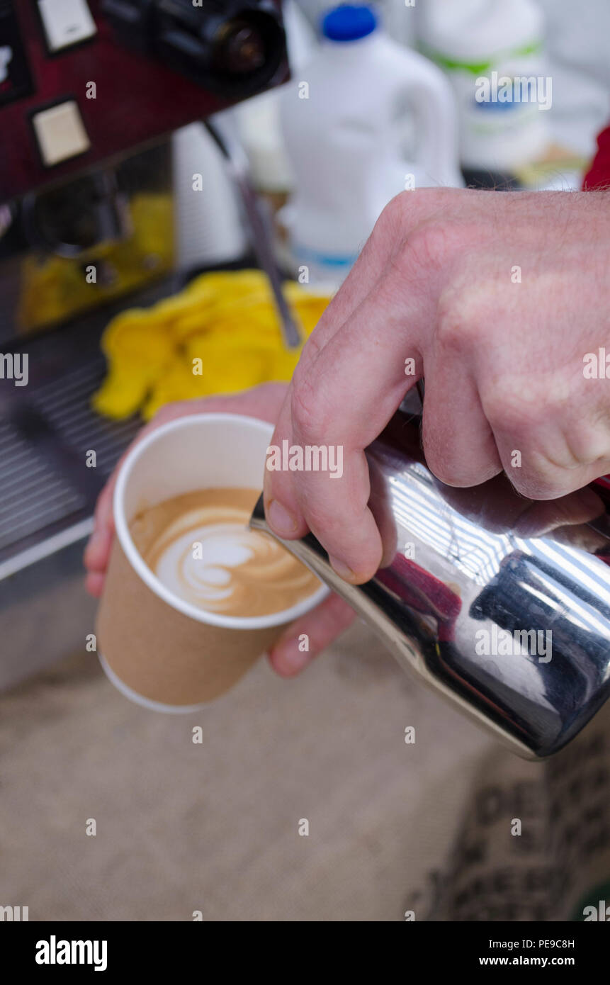 Le café est servi dans Abergavenny food festival Banque D'Images