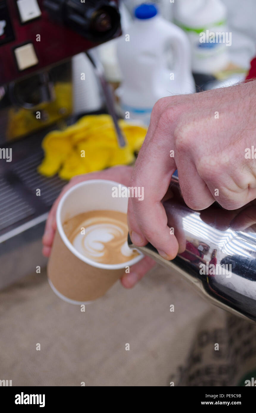 Le café est servi dans Abergavenny food festival Banque D'Images