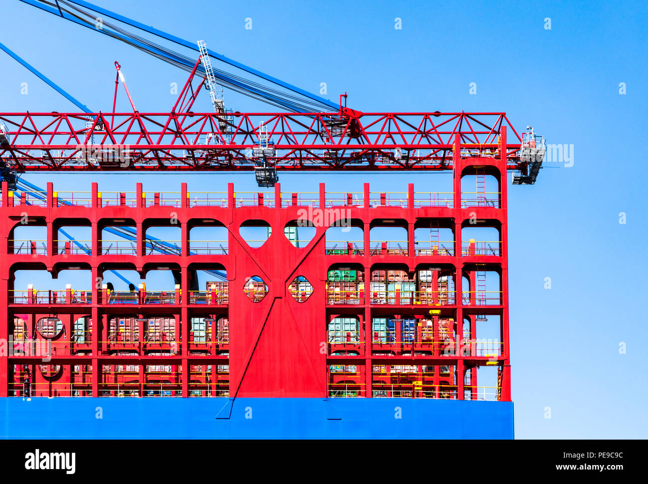 Détail d'un terminal à conteneurs avec des grues dans le port de Hambourg, Allemagne Banque D'Images