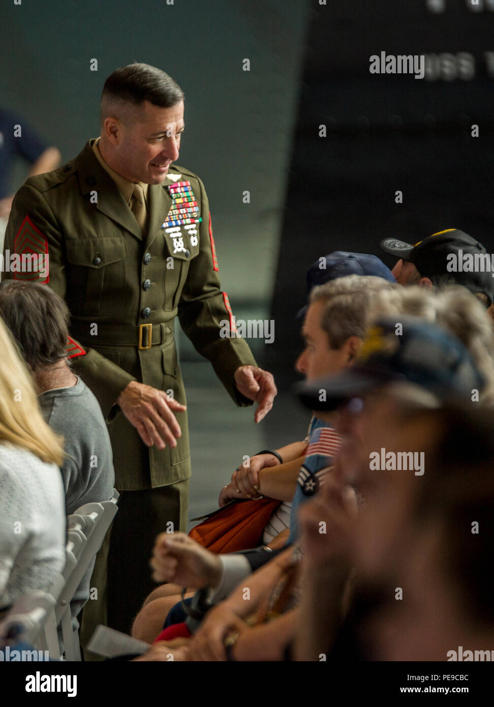 Le Sgt. Le major Anthony A. Spadaro, sergent-major de la Marine et de la Réserve des Forces canadiennes Forces Maritimes au nord, accueille les anciens combattants au Musée National de la Seconde Guerre mondiale à la Nouvelle-Orléans au cours d'une cérémonie de la Journée des anciens combattants, le 11 novembre, 2015. Les militaires et civils ont participé à la cérémonie en souvenir de ceux qui ont combattu dans les batailles passé, et pour reconnaître ceux qui luttent aujourd'hui. Journée des anciens combattants a été célébrée pour la première fois le 11 novembre 1954, en hommage aux anciens combattants qui ont servi dans toutes les guerres. Banque D'Images