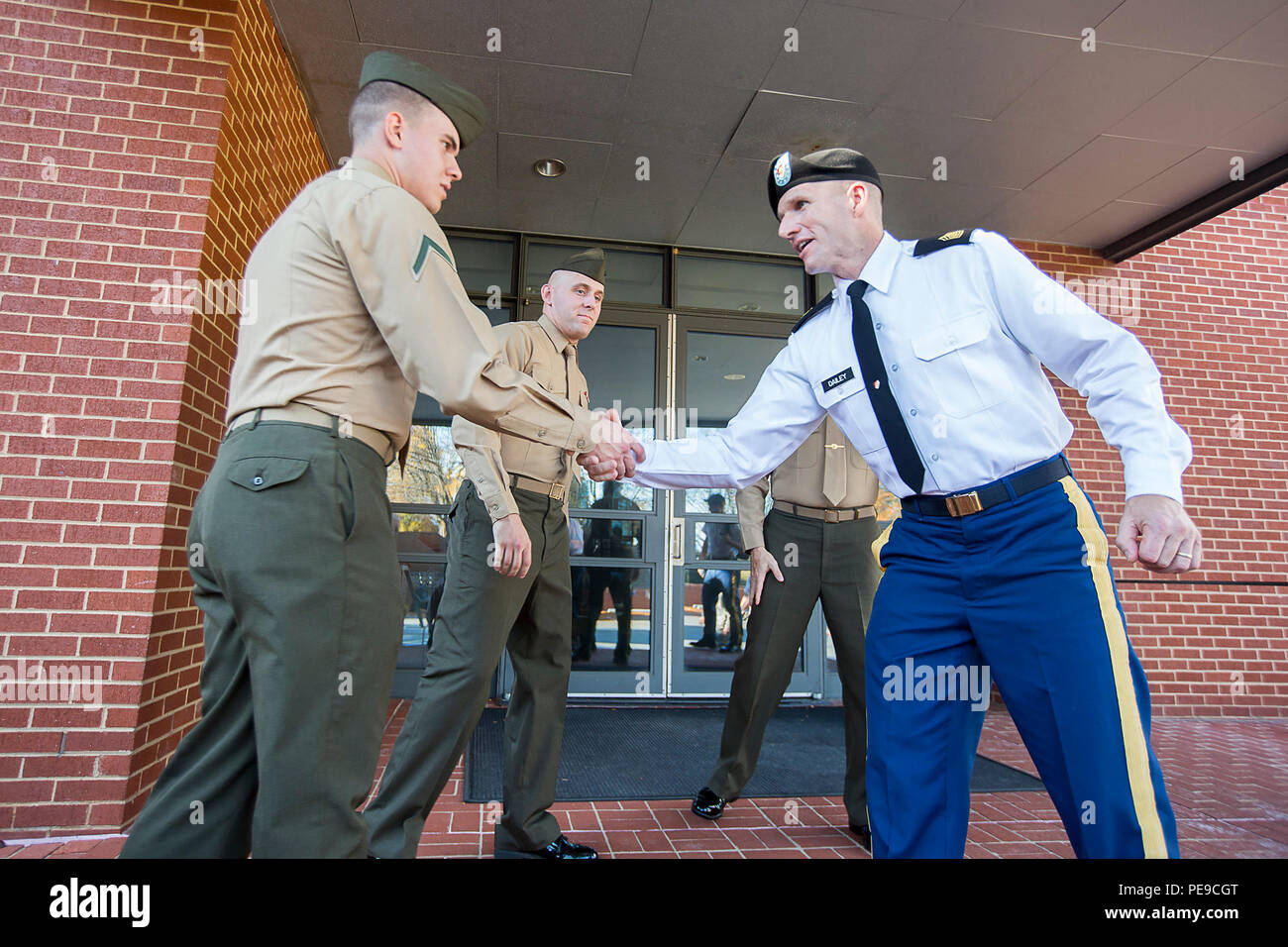 Circuit du Corps des Marines des États-Unis. Kyle S. Reneau, un jeune homme de 20 ans de la ville de Pueblo, au Colorado, les autochtones, et de l'administration des approvisionnements et spécialiste des opérations avec le Siège et Service Battalion, Henderson Hall, reçoit une poignée de Sgt. Le major de l'Armée de Daniel A. Dailey 6 nov. sur la partie de l'hôtel de Henderson Joint Base Myer-Henderson Hall. Dailey arrêté à Henderson Hall pour reconnaître plusieurs marines tandis que sur un pare-brise guidée de JBM-HH. (Joint Base Myer-Henderson PAO Hall photo de Nell King) Banque D'Images