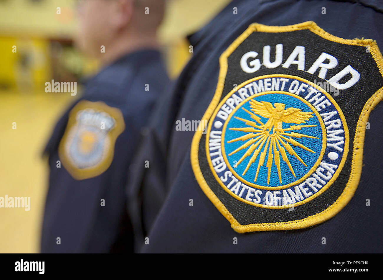 Joint Base Myer-Henderson police Hall et les gardiens de sécurité et de former de fichiers côte-à-côte chez Smith Sport, le 28 octobre sur la partie de l'hôtel de Henderson JBM-HH semi-annuel au cours de la formation en cours de service. Environ 100 officiers et protections de travail quatre montres (quarts de travail), et d'exiger la même formation. À l'exception d'une plaque différente, les deux agents de sécurité et les policiers sont tenus de porter des bâtons tactiques, les menottes, le pistolet 9 mm et un fusil dans l'exercice de leurs fonctions. (Joint Base Myer-Henderson PAO Hall photo par Arthur Mondale) Banque D'Images