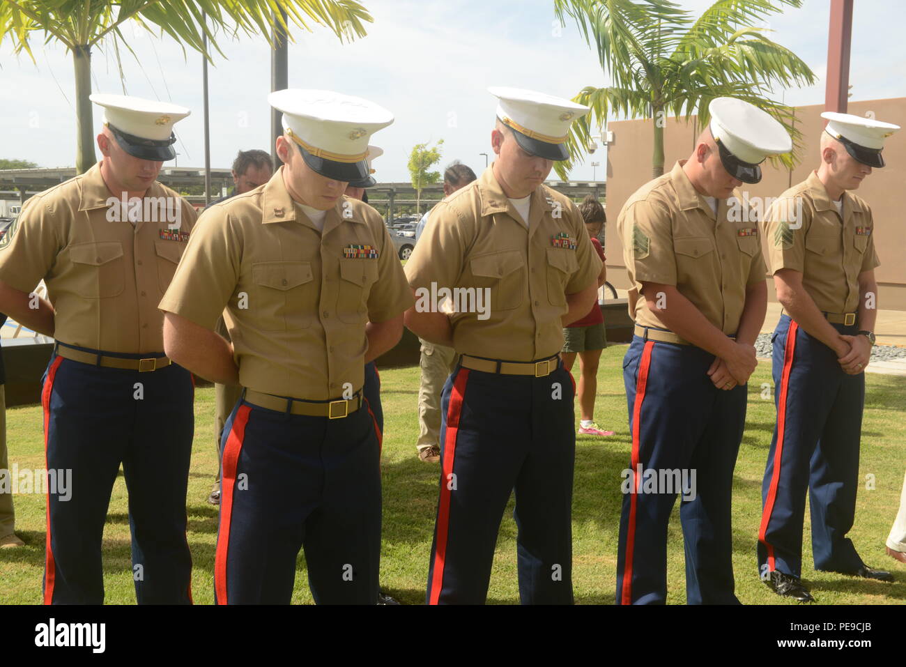 United States Marines stand avec tête baissée dans la prière au cours de la 240ème Marines' gâteau symbolique à la défense POW/MIA Agence Comptable (DPAA) Le 10 novembre 2015, at Joint Base Harbor-Hickam Pearl. La DPAA a pour mission de fournir à la comptabilité la plus complète possible pour nos employés manquants à leurs familles et à la nation. (U.S. Photo de l'armée par la CPS. Julian Turner/ libéré) Banque D'Images