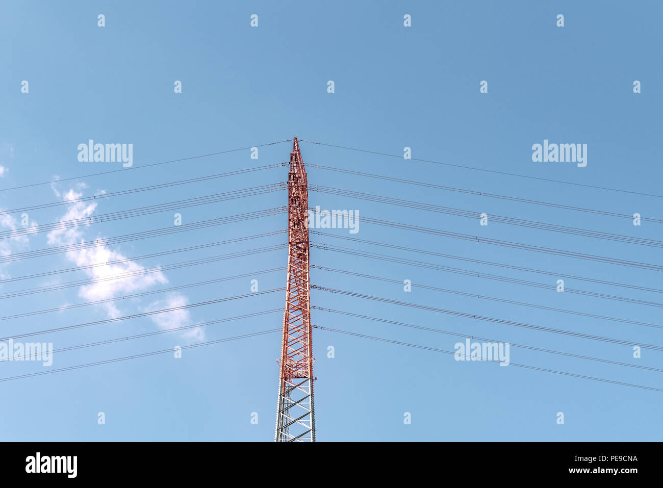 Pylônes haute tension couleur Vue de dessous sur une journée ensoleillée dans le port de Hambourg, Allemagne Banque D'Images