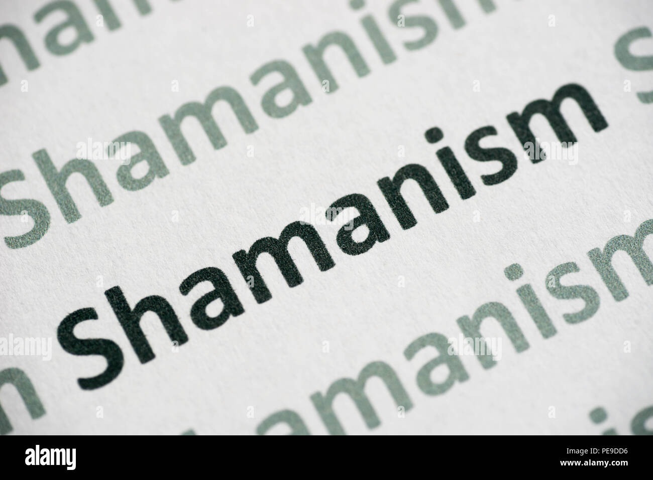 Le chamanisme mots imprimés sur papier blanc macro Banque D'Images