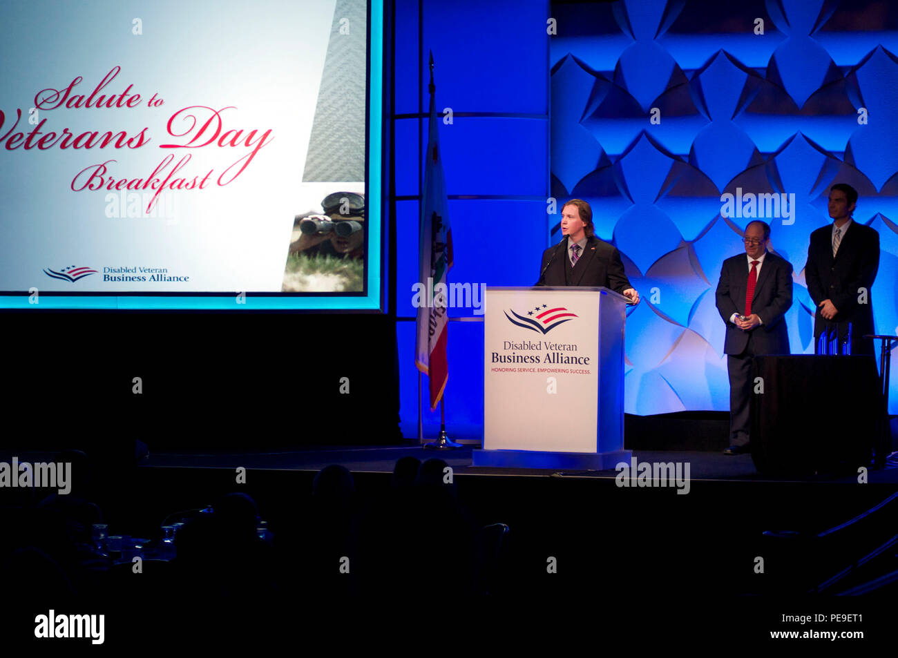 Daniel "Doc" Jacobs, un ancien marine, accepte le corpsman 2015 Tommy Lasorda veteran service award à l'anciens combattants handicapés Business Alliance Salute to Veterans Day breakfast 13 novembre 2015 à Beverly Hills, Californie) Jacobs, qui a perdu sa jambe gauche sous le genou dans un dispositif explosif blast lors d'un déploiement à Ramadi, en Irak en 2006, est l'âme d'un joueur de ligue majeure de baseball et a essayé pour les Dodgers de Los Angeles, les White Sox de Chicago et les Tigers de Detroit. Il est également membre de l'équipe de volleyball assis paralympique américain, un auteur, et co-fondateur d'VETSports, un organisme sans but lucratif org Banque D'Images