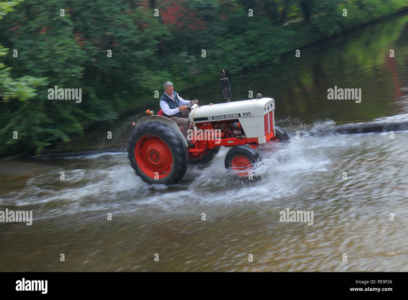 Le tracteur tourner qui voit les tracteurs et autres véhicules traverser la rivière en convoi se rendant à Ripon Centre Ville de Newby Hall North Yorks. Banque D'Images