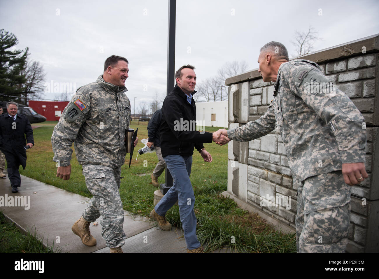 Secrétaire de l'Armée Eric Fanning visites Camp Atterbury et Muscatatuck, le 17 novembre. M. Fanning a visité les deux installations et visité avec des soldats de la 29e Division d'infanterie, de la Garde nationale de la Virginie au cours de leur exercice Warfighter 16.2. Banque D'Images