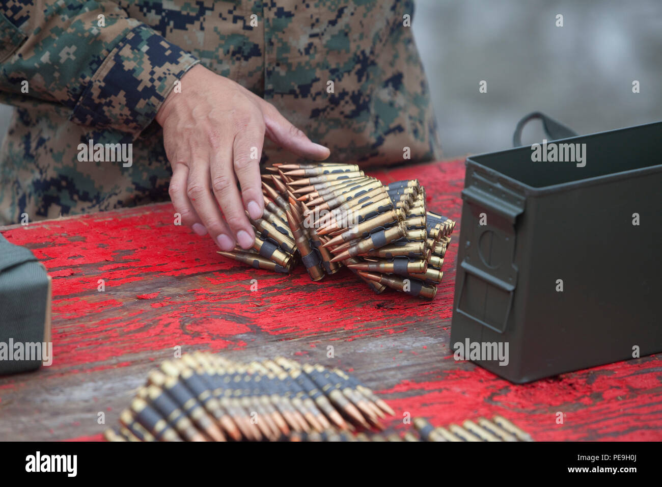 Le sergent du Corps des Marines des États-Unis. Joseph Tuitupou, instructeur de combat, Combat Maritime, école de bataillon Formation Infantry-East (SOI-E), tire en dehors des bandes de 7,56 mm à gamme SR7, Camp Lejeune, en Caroline du Nord, le 5 novembre 2015. Les Marines, Administration centrale et Service Battalion, soi-E, a mené une mitrailleuse à reprendre contact avec la 240 Bravo Machine Gun. (U.S. Marine Corps Photo par soi-E Caméra de combat, le s.. Mark E. Morrow Jr./libérés) Banque D'Images