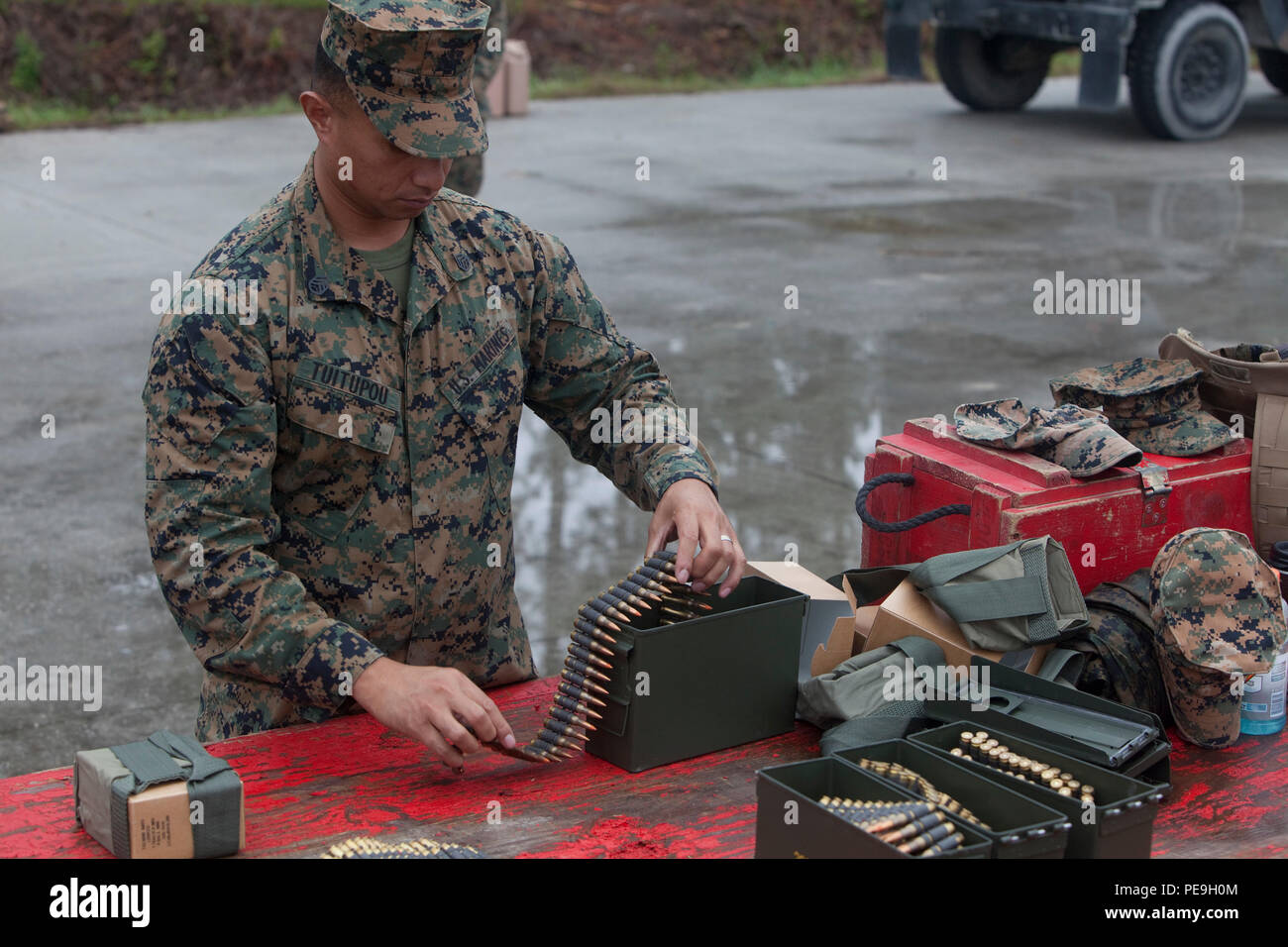 Le sergent du Corps des Marines des États-Unis. Joseph Tuitupou, instructeur de combat, Combat Maritime, école de bataillon Formation Infantry-East (SOI-E) tire en dehors des bandes de 7,56 mm à gamme SR7, Camp Lejeune, en Caroline du Nord, le 5 novembre 2015. Les Marines, Administration centrale et Service Battalion, soi-E, a mené une mitrailleuse à reprendre contact avec la 240 Bravo Machine Gun. (U.S. Marine Corps Photo par soi-E Caméra de combat, le s.. Mark E. Morrow Jr./libérés) Banque D'Images