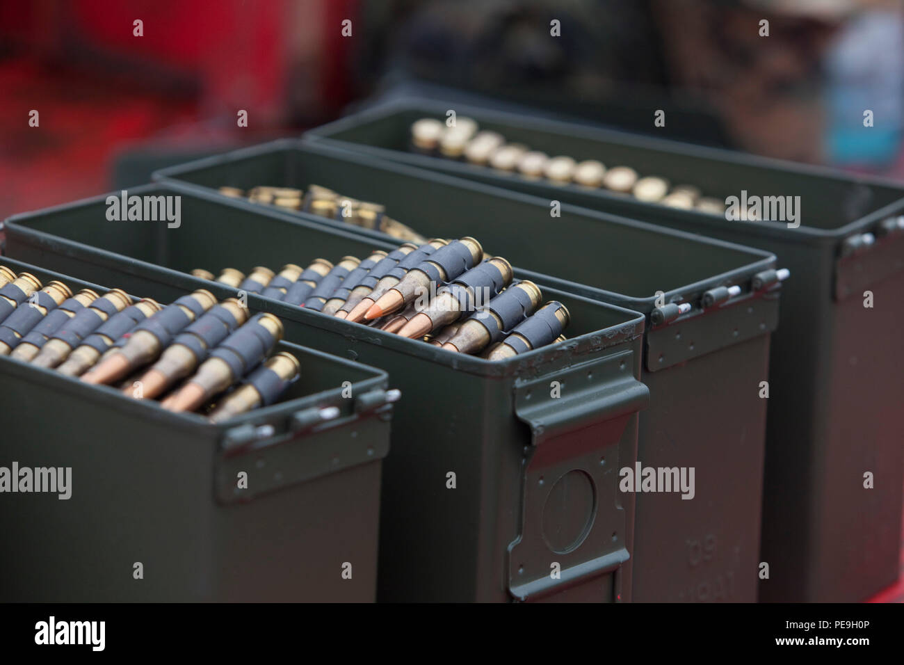Les boîtes de munitions de 7,56 mm complet pour 240 Bravo Machine Gun à gamme SR7, Camp Lejeune, en Caroline du Nord, le 5 novembre 2015. Les Marines d'H&S Bn, soi-E, a participé à une gamme d'armes à feu dans la machine pour maintenir leurs aptitudes au combat. (U.S. Marine Corps Photo par soi-E Caméra de combat, le s.. Mark E. Morrow Jr./libérés) Banque D'Images