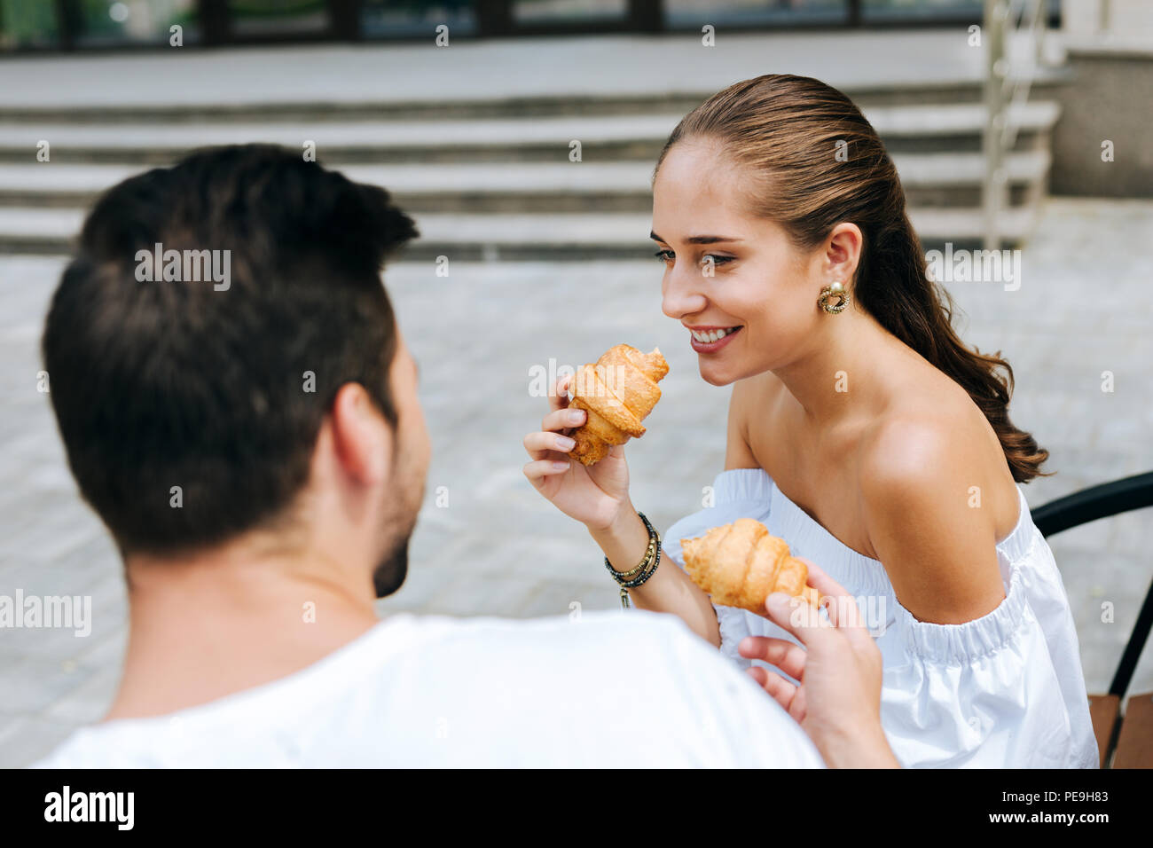 Heureux femme joyeuse en souriant à son mari Banque D'Images