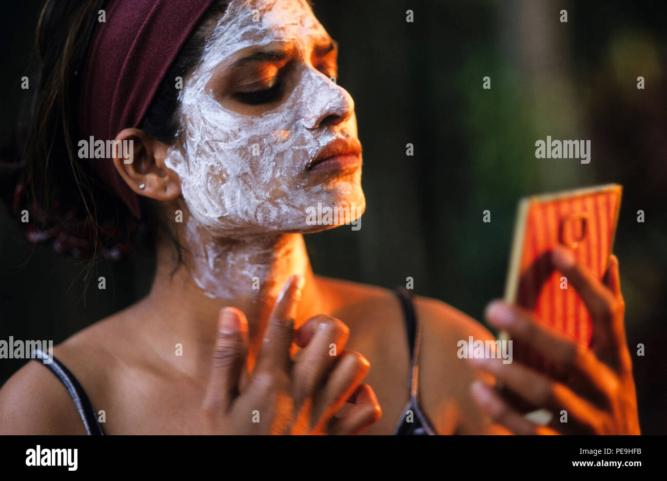 L'INDE, Mangalore, femme de l'eau de javel et la peau du visage visage cheveux avec agent de blanchiment pour obtenir une peau du visage plus léger Banque D'Images