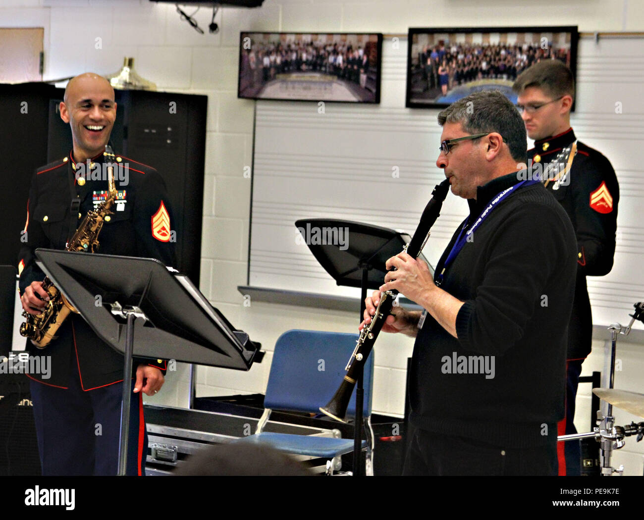 Le Dr Paul Caruso (à droite), chef de la fanfare de Sayreville War Memorial High School, a rejoint le Corps des Marines Recruter Depot Parris Island combo de jazz pour une improvisation jazz performance dans Sayreville, N.J., le 27 octobre 2015. Le combo effectué à trois autres écoles secondaires du comté de Middlesex à : Edison High School, J.P Stevens High School, et Monroe Township High School. Banque D'Images
