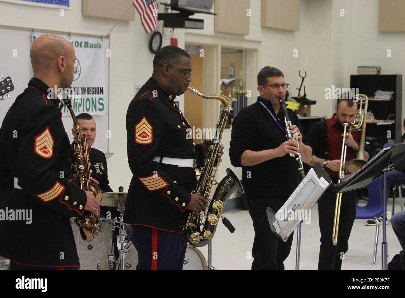 Le Dr Paul Caruso, chef de la fanfare de Sayreville War Memorial High School, avec un autre membre du personnel Inscrivez-vous le Marine Corps Recruter Depot Parris Island combo de jazz pour une improvisation jazz session à Sayreville, N.J., le 27 octobre 2015. Les quatre marins-combo de jazz venus de Caroline du Sud pour sensibiliser et informer les jeunes hommes et les femmes sur les possibilités que les musiciens. Banque D'Images