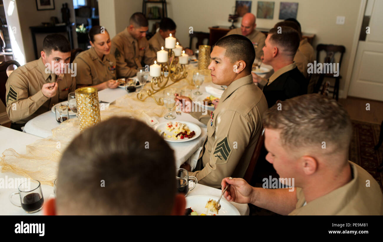 Les Marines et les marins avec le 1er Groupe logistique maritime, je Marine Expeditionary Force, manger le petit déjeuner avec le brigadier. Le général David Ottignon, commandant général du 1er MLG, et d'autres hauts dirigeants à l'occasion d'une petit-déjeuner à bord du Marine Corps Base Camp Pendleton, en Californie, le 20 novembre, 2015. Le petit-déjeuner de remise des prix a eu lieu à féliciter les membres pour services distingués pour leurs réalisations tout en 1ère MLG. Banque D'Images