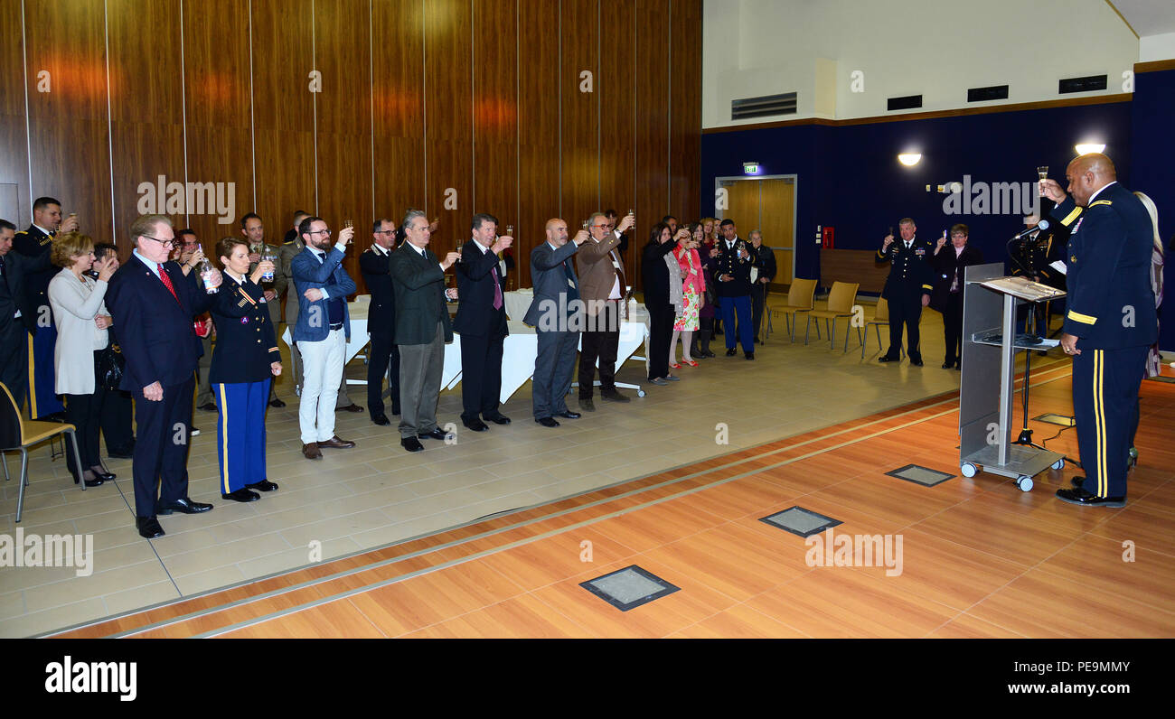 Le général de Darryl A. Williams, commandant général de l'Afrique de l'Armée américaine Des toasts avec l'honorable Achille Variati, Maire de Vicence, dignitaires de la nation hôte et les soldats américains au cours de l'action de grâce le déjeuner célébration à Caserma Del Din à Vicenza, Italie, 24 novembre 2015. (U.S. Photo de l'armée par Visual Spécialiste de l'information Paolo Bovo/libérés) Banque D'Images