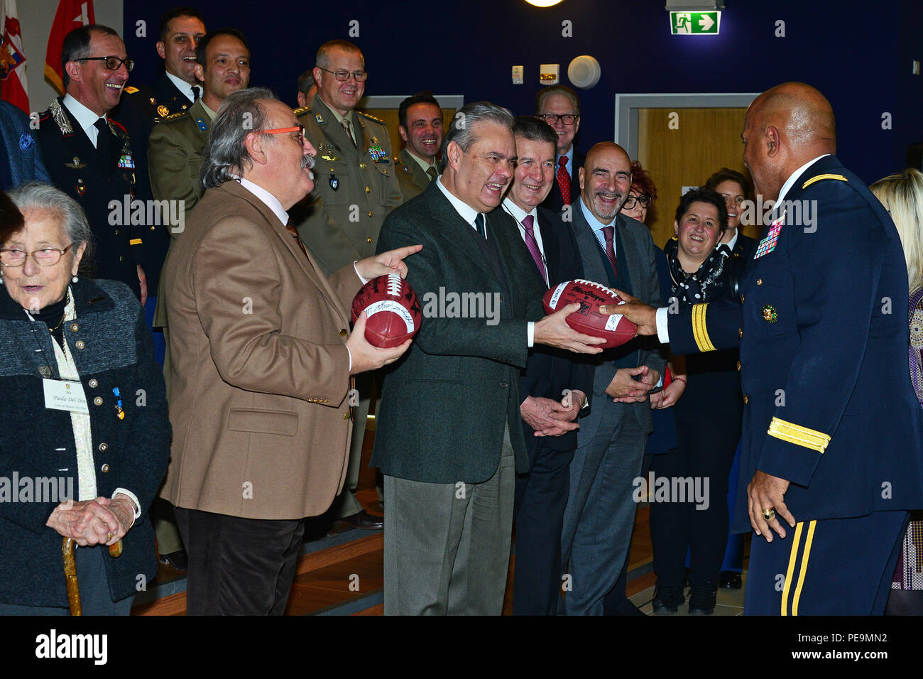 Le général de Darryl A. Williams, commandant général de l'Afrique de l'armée américaine, donne un présent à l'honorable Achille Variati, Maire de Vicence, au cours de l'action de grâce le déjeuner célébration à Caserma Del Din à Vicenza, Italie, 24 novembre 2015. (U.S. Photo de l'armée par Visual Spécialiste de l'information Paolo Bovo/libérés) Banque D'Images