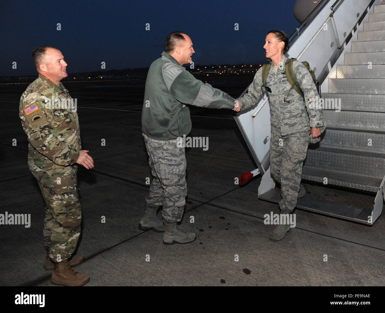 U.S. Air Force, le général Michael Stencel, l'adjudant général, Oregon, centre, le long de l'armée américaine avec le sergent de la Garde nationale. Le major Shane Lake, senior adviser, enrôlé à gauche, le Lieutenant-colonel salue Victoria Habas, 116e Escadron de contrôle aérien, droite, elle renvoie d'un déploiement de la base de la Garde nationale aérienne de Portland, Ore., Novembre 25, 2015. Près de 90 membres du 116e Escadron de l'air accueil retour de leur déploiement de six mois dans le cadre de l'opération, l'opération résoudre inhérent appui résolu, et la défense combinée du golfe Arabe. (U.S. Air National Guard photo de Tech. Le Sgt. Jean Hughel, 142e Banque D'Images