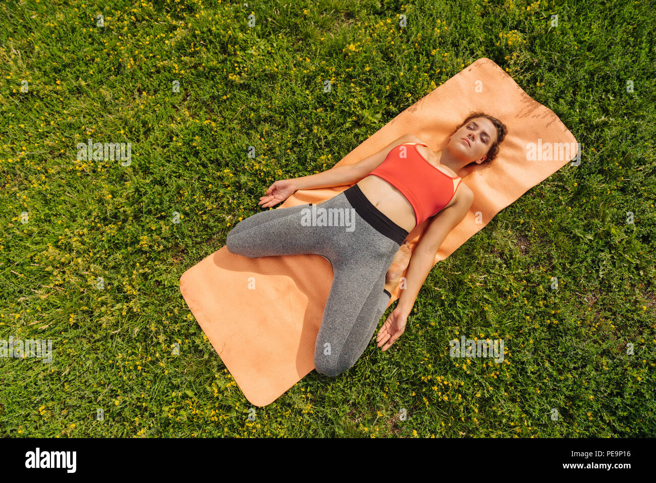 Dark-haired woman respirer lentement et en cours de finition Banque D'Images