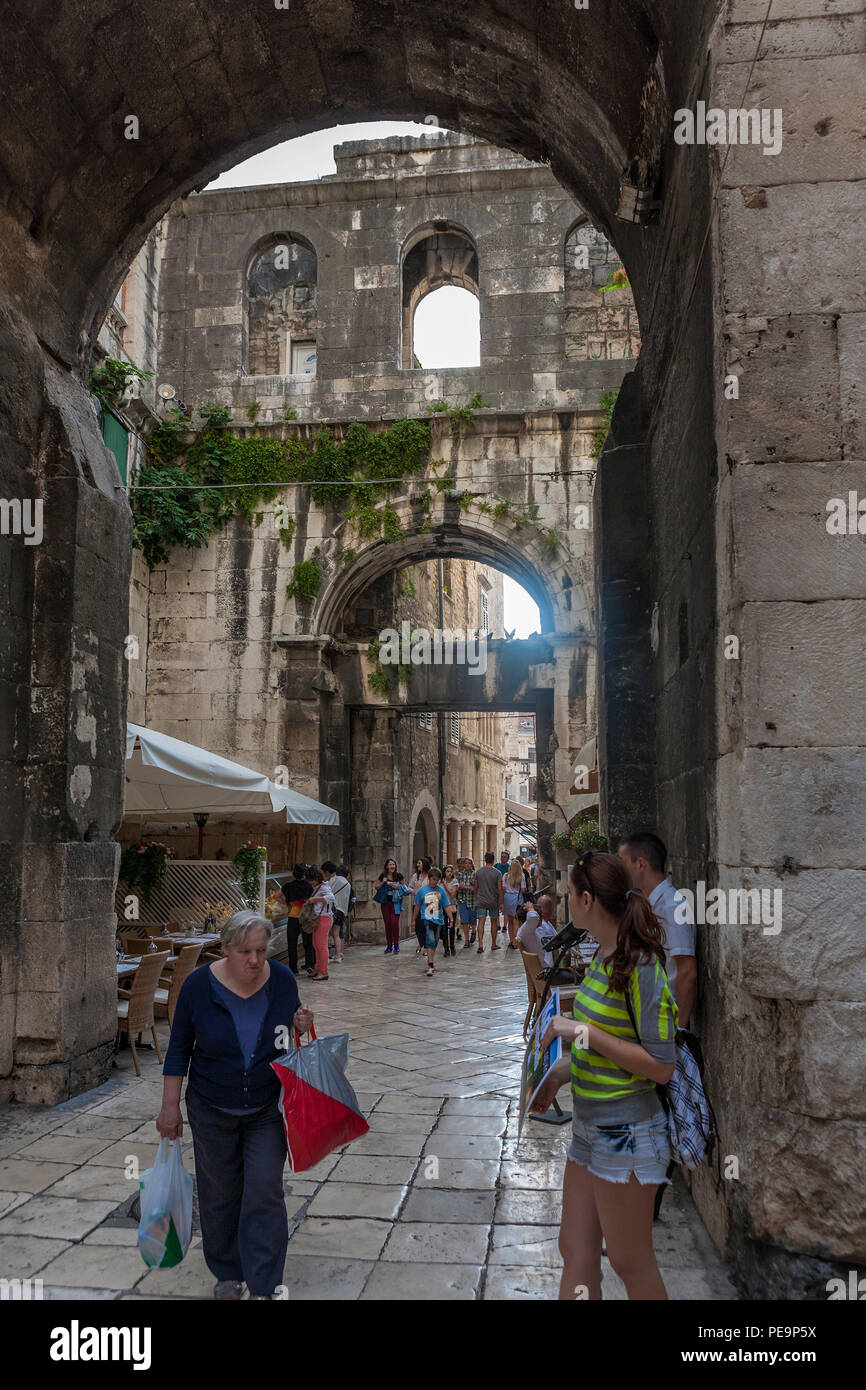Porta Ferrea (porte de fer) et ULICA Ispod ure, le palais de Dioclétien, Split, Croatie Banque D'Images