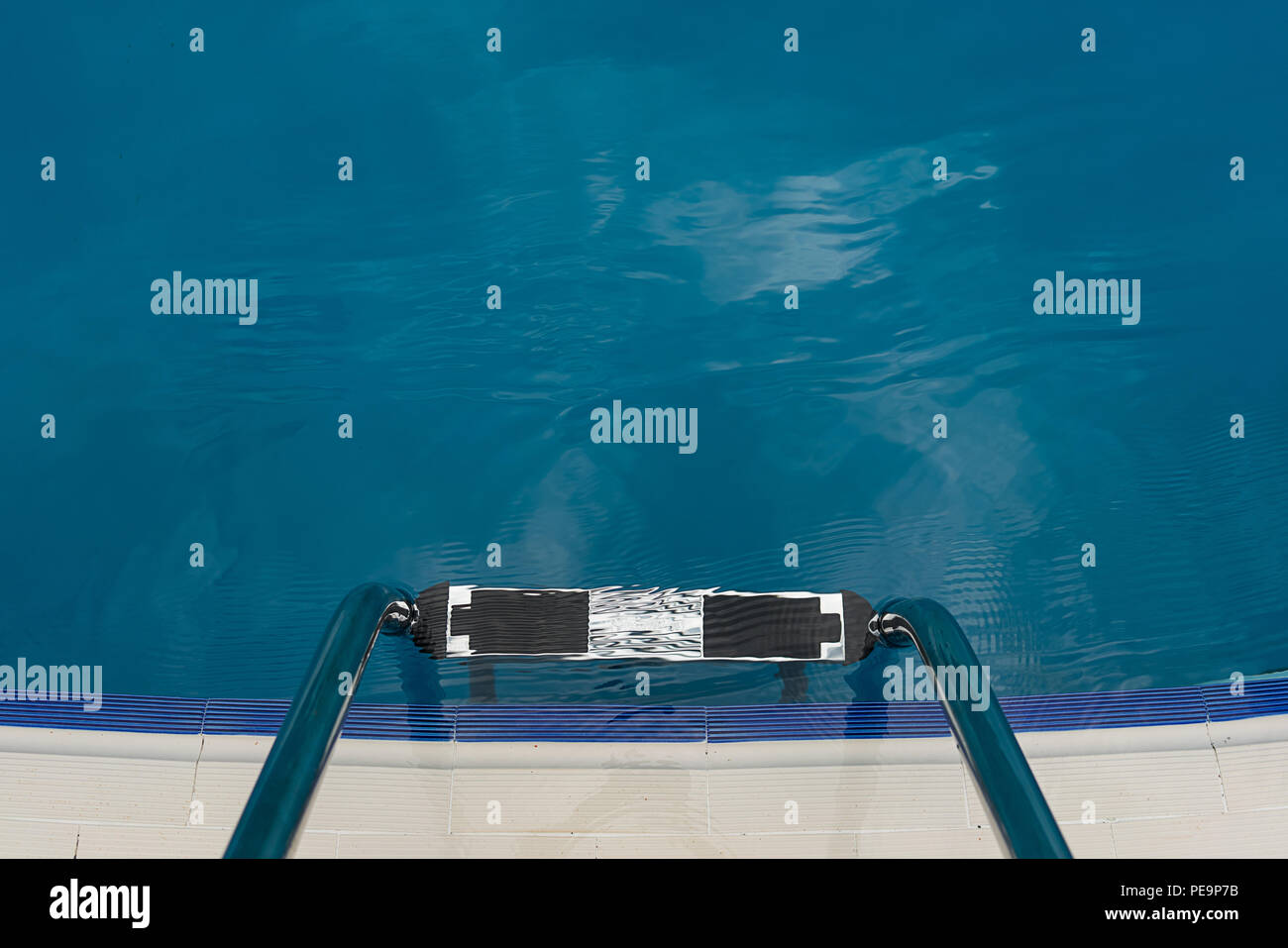 Échelle inox et piscine Banque D'Images