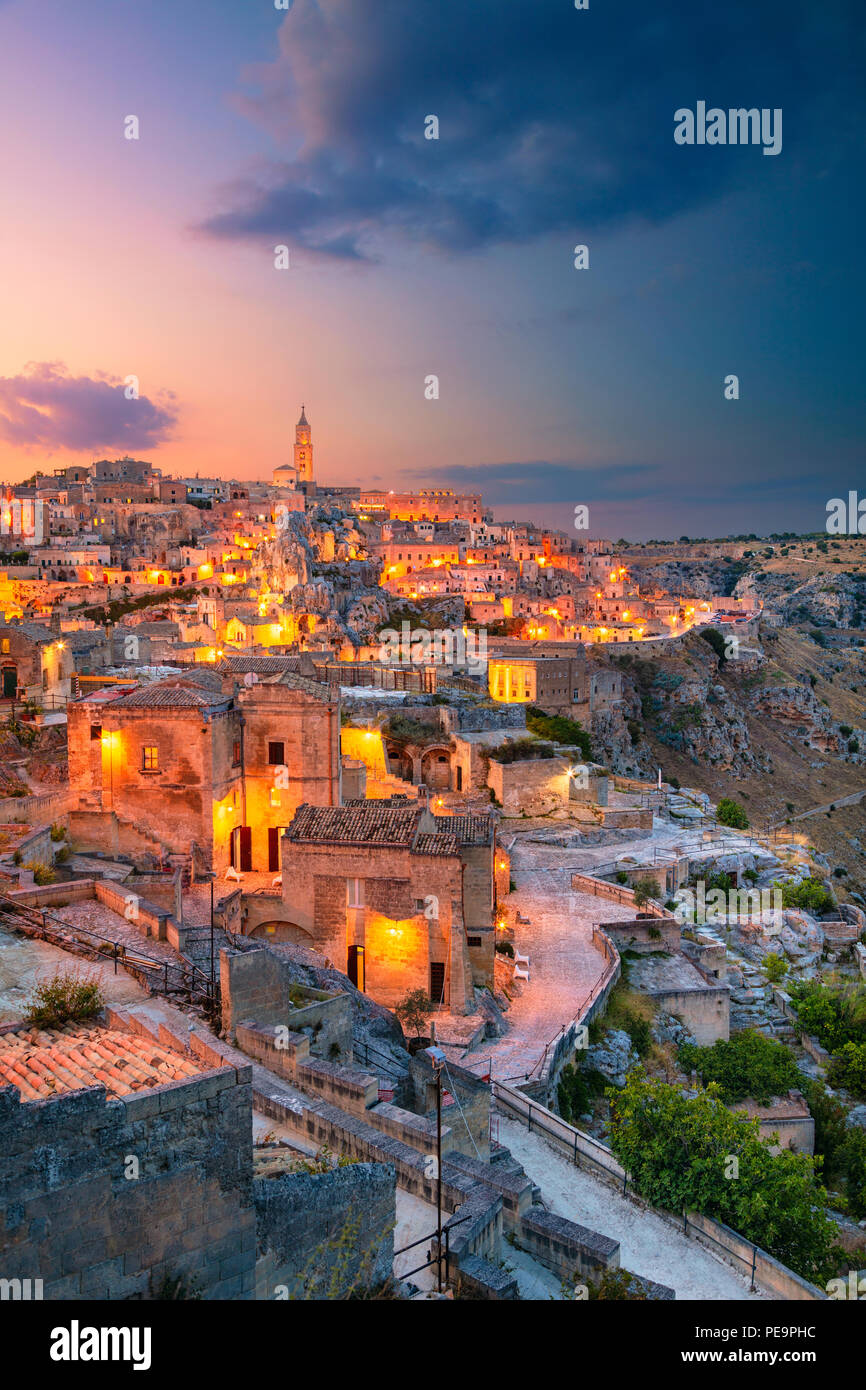 Matera, Italie. Des images aériennes de paysage urbain ville médiévale de Matera, Italie au cours de beau coucher du soleil. Banque D'Images