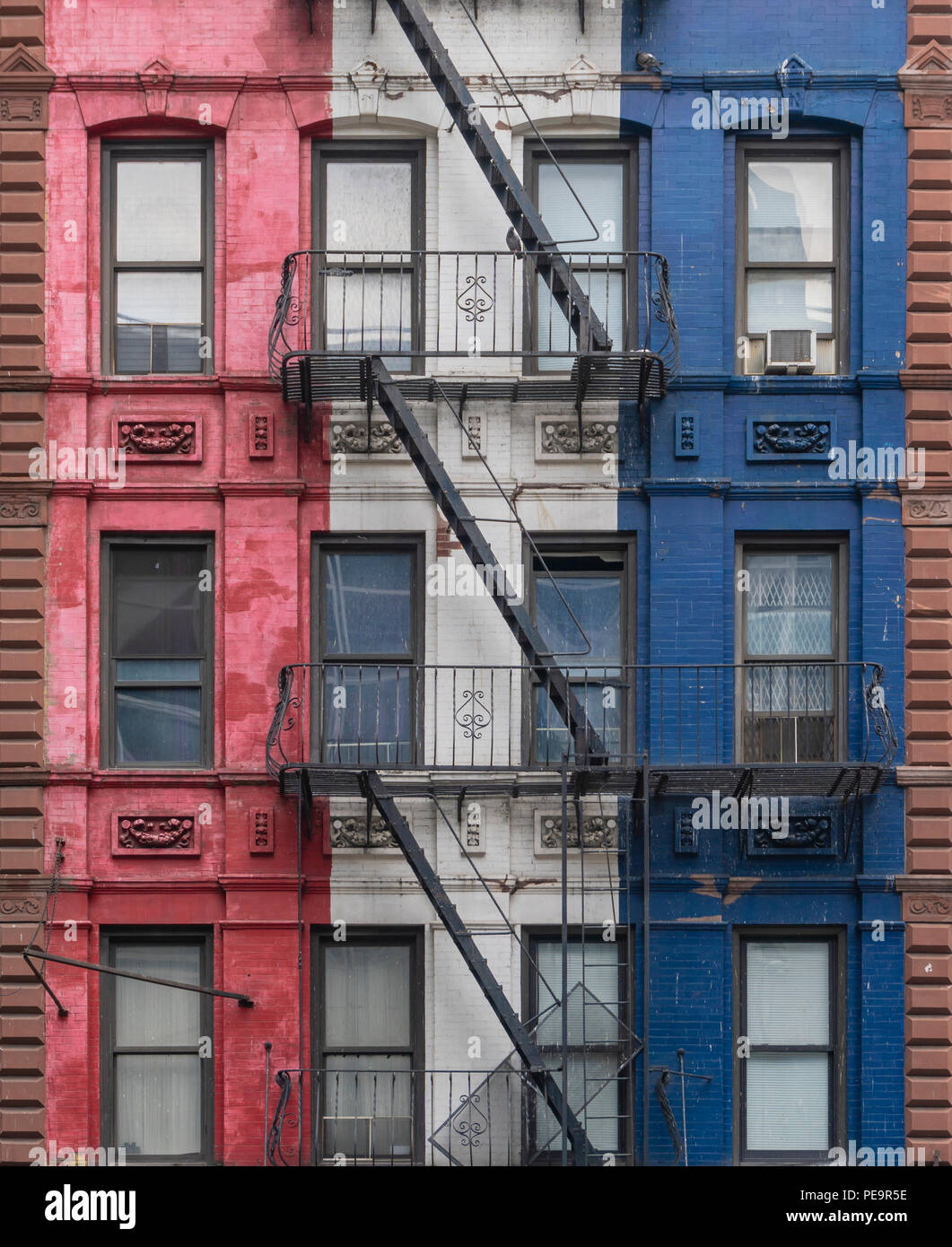 Le feu s'échappe d'un bâtiment coloré dans la ville de New York Banque D'Images