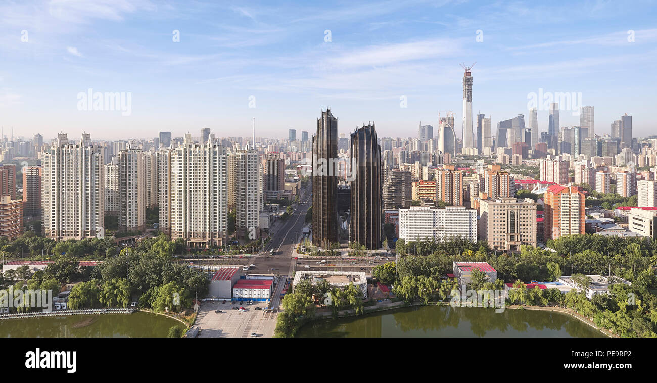 Toits de Beijing avec vue sur le Parc Chaoyang Plaza. Le Parc Chaoyang Plaza, Beijing, Chine. Architecte : MAD Architectes, 2017. Banque D'Images