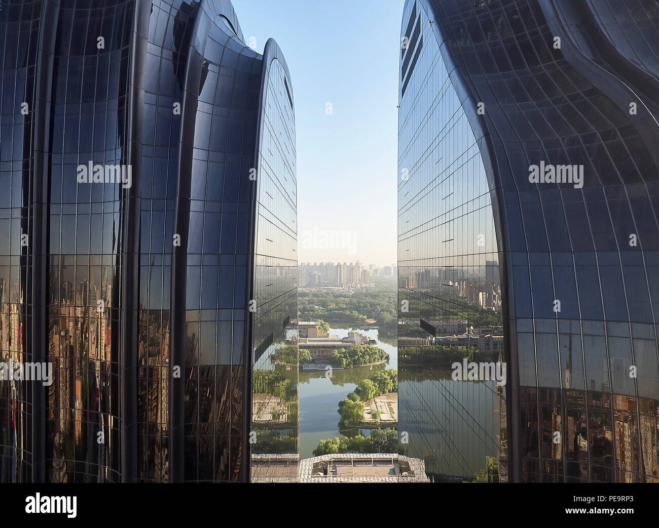 Vue par deux tours de Parc de Chaoyang Plaza. Le Parc Chaoyang Plaza, Beijing, Chine. Architecte : MAD Architectes, 2017. Banque D'Images