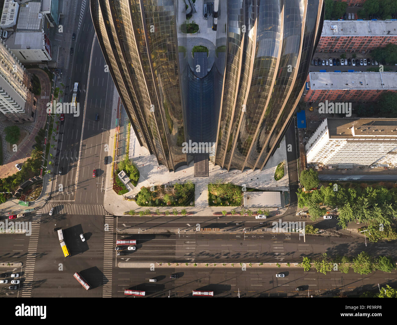 Voir à l'avant de l'Twin Towers de Parc de Chaoyang Plaza. Le Parc Chaoyang Plaza, Beijing, Chine. Architecte : MAD Architectes, 2017. Banque D'Images