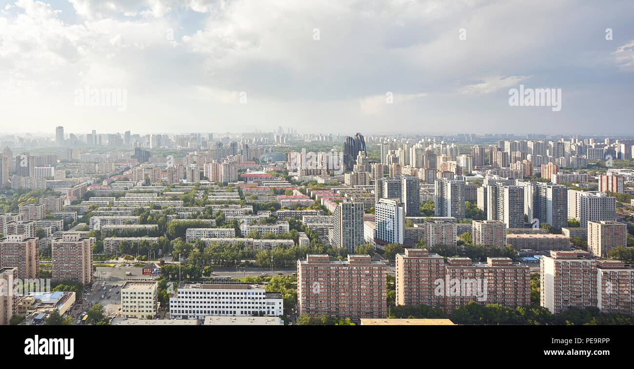 La ville de Beijing avec vue sur le Parc Chaoyang Plaza. Le Parc Chaoyang Plaza, Beijing, Chine. Architecte : MAD Architectes, 2017. Banque D'Images